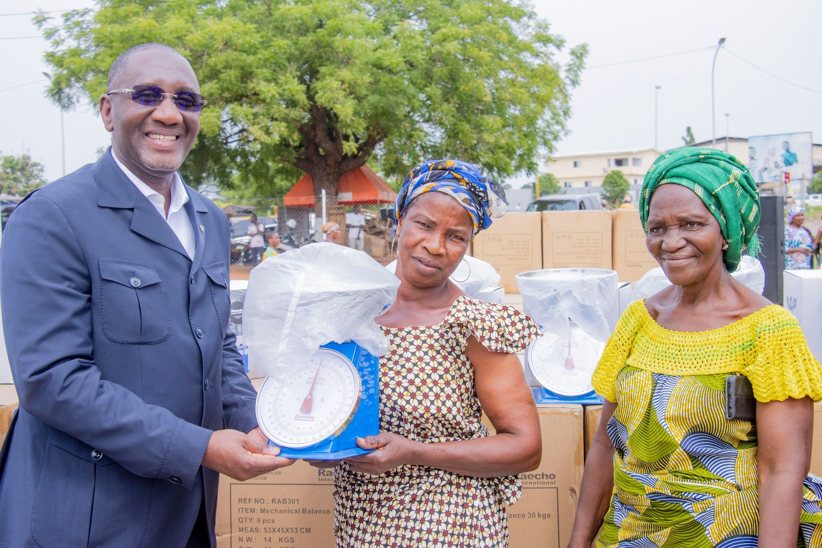 Cérémonie de distribution d'instruments de mesure (1000 balances et 200 bascules) aux commerçant(e)s de Yamoussoukro et de pose de la première pierre du marché de proximité de Yamoussoukro