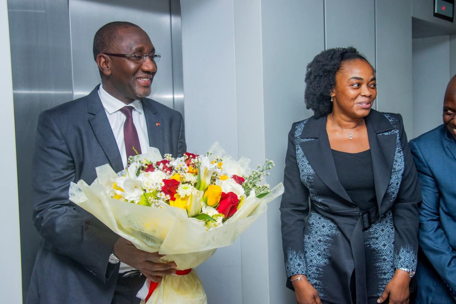 Ce matin à mon arrivée au bureau, j'ai eu le plaisir d'être chaleureusement accueilli par mes collaborateurs avec à leur tête, le Directeur de Cabinet. ⤵️