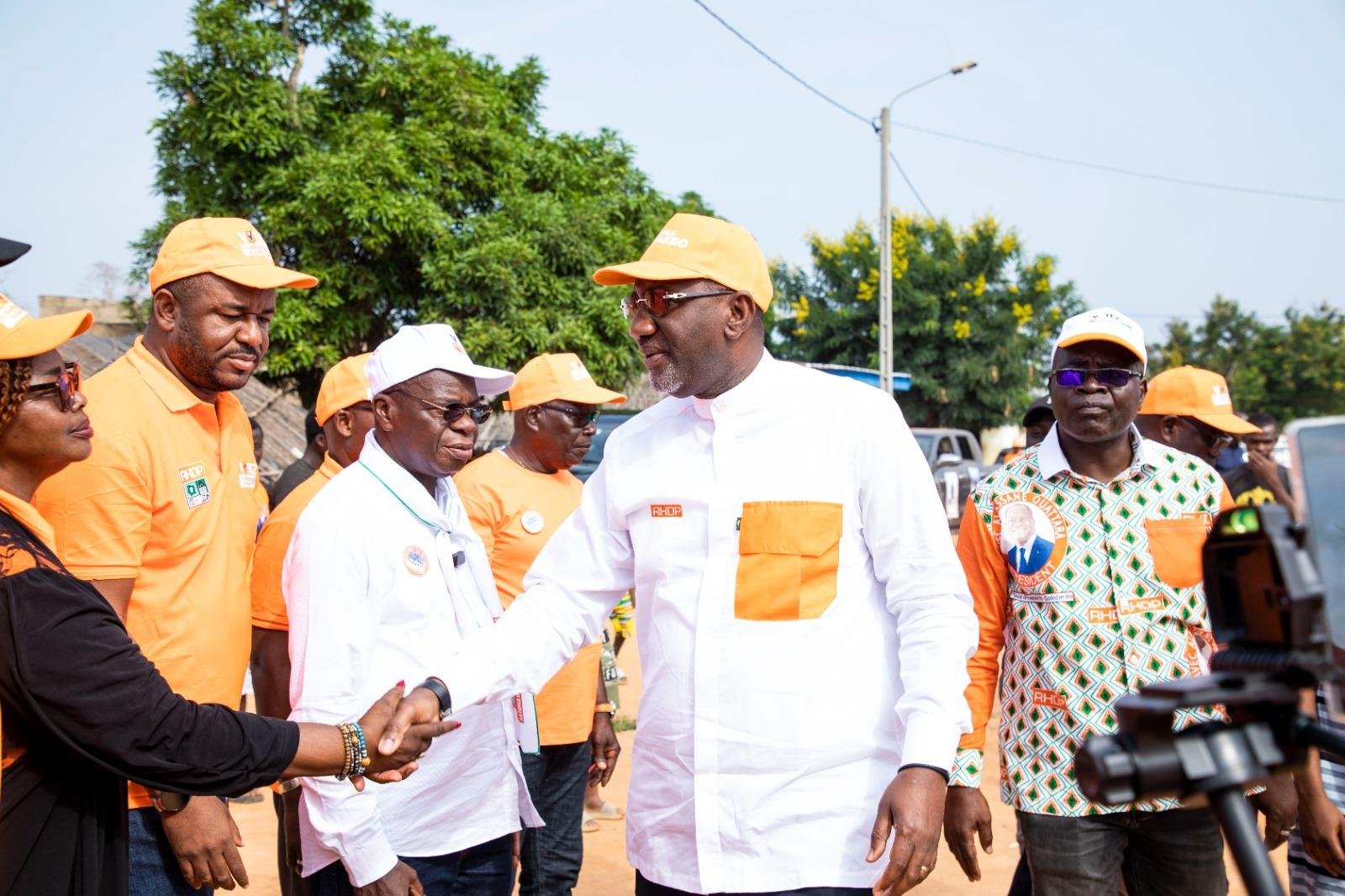 Les candidats du RHDP-Yakro, Dr Souleymane Diarrassouba et Dr Augustin Thiam, à la rencontre des populations d’Allangouan ce mercredi 24 décembre 2025.